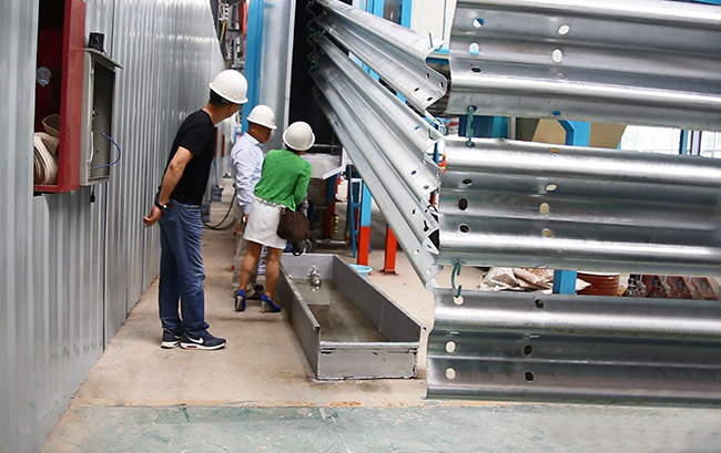 護欄進(jin)烤箱